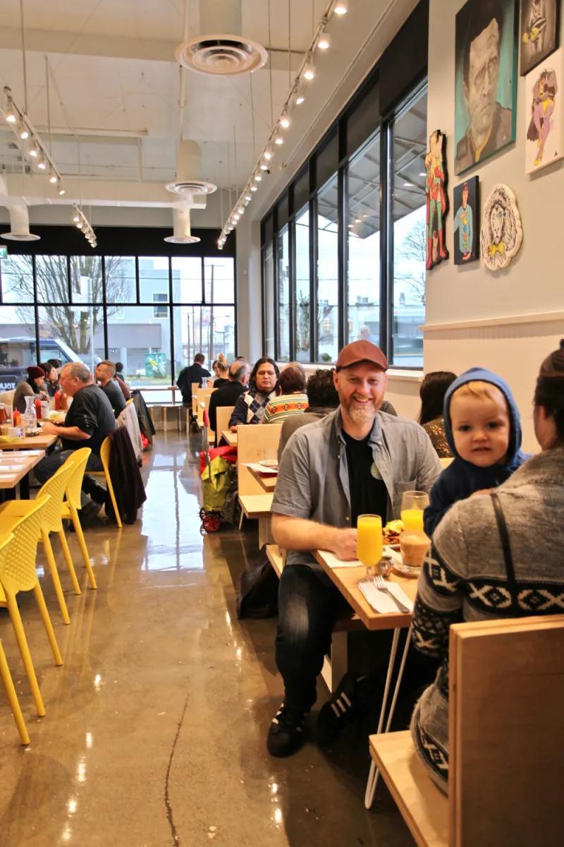 A group of people sitting at tables in a restaurant
AI-generated content may be incorrect.