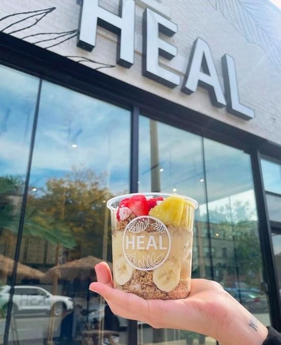 A hand holding a cup of food
AI-generated content may be incorrect.